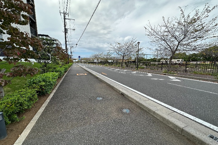 グランセンス吉川美南パークサイドコート・セントラルレジデンスの歩道幅